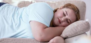 Novo estudo aponta ligação entre sono ruim e obesidade: O que você precisa saber
