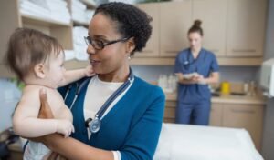 Como escolher um pediatra pelo convênio: guia prático para pais
