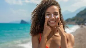Como cuidar da pele no verão: Proteção e hidratação essenciais para a estação mais quente
